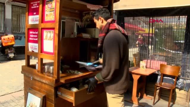 JAPON YUJİ KADIKÖY'DE KELLE SÖĞÜŞ SATIYOR