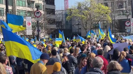 Zelenskiy'nin çağrısı üzerine Londra'da binlerce kişi Ukrayna'ya destek yürüyüşü düzenledi (2)