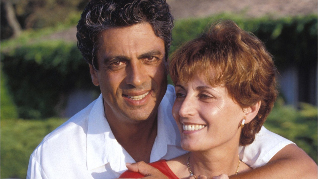 FEMME ACTUELLE - "Elle n'arrêtait pas de me pincer !" : pourquoi le mariage d'Enrico Macias a failli tourner au fiasco