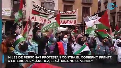 Miles de personas protestan contra el Gobierno frente a Exteriores: "Sánchez, el Sáhara no se vende"