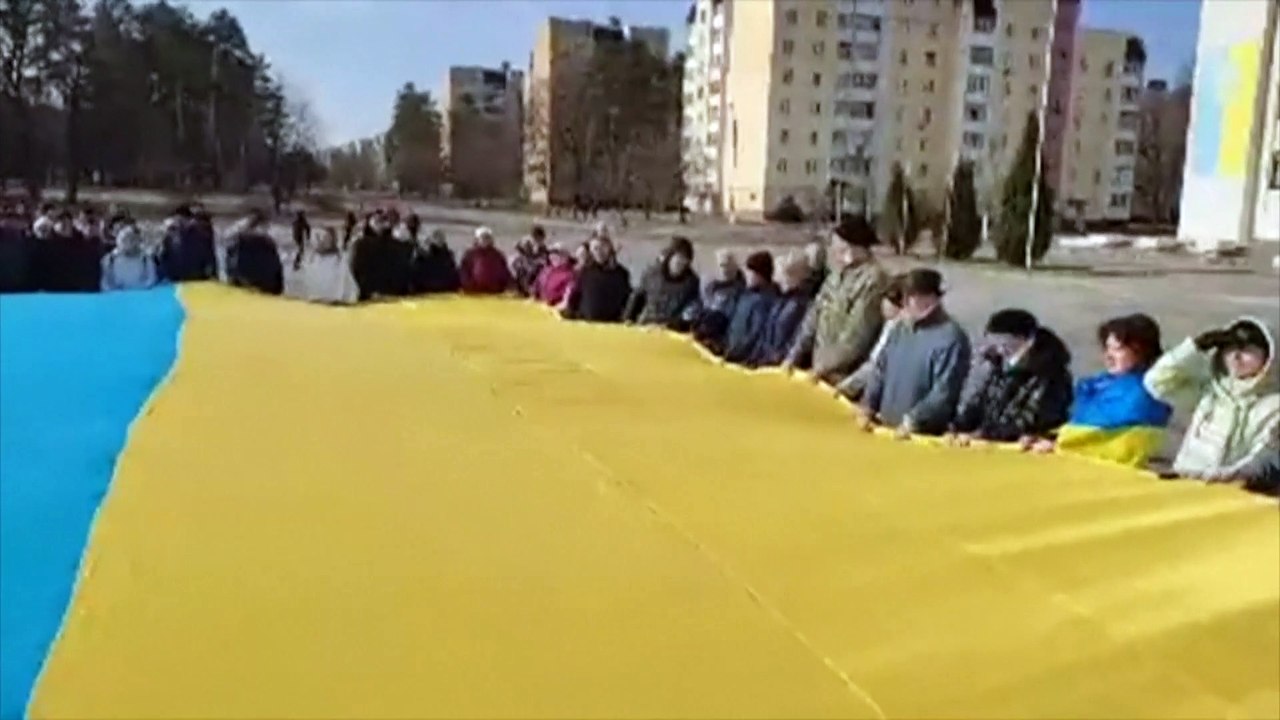Residentes protestan cuando las fuerzas rusas llegan a la ciudad ucraniana de Slavutych