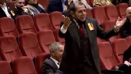 Kürsüden rahmetle anılan Dursun Özbek, hemen ayağa kalkıp "Ben yaşıyorum" diye bağırdı