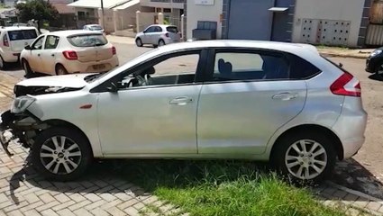 Carro batido é abandonado em cima de calçada na rua Castro Alves