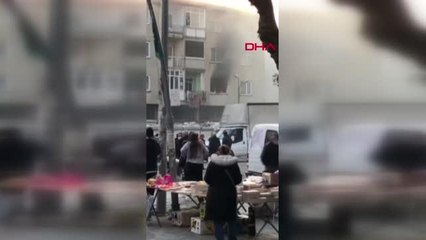 BÜYÜKÇEKMECE'DE YANAN EVİNİ GÖZYAŞLARİ İÇİNDE İZLEDİ