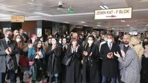 Avukatlar, çantalarının adliye girişinde aranması kararını protesto etti