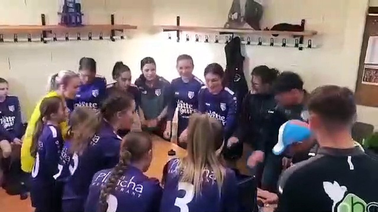 GJ DCFOOT U15F A8 ..Célébration victoire.  2 A...
