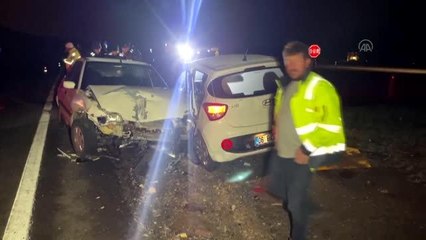 Kavşakta çarpışan iki otomobilde 4 kişi yaralandı
