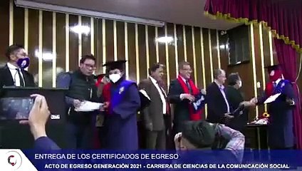Egresado de la UMSA recibe su certificado usando una máscara de Spider-man