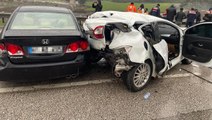 Otomobillerin hurdaya döndüğü trafik kazasında bir polis memuru hayatını kaybetti