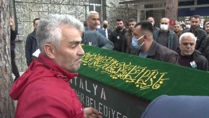 Küçük Mahra'ya anne, baba ve kardeşinden gözyaşları arasında son dokunuş