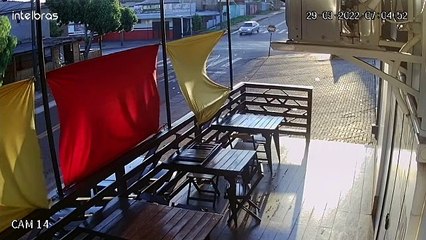 Câmera flagra acidente entre dois veículos na Rua Ipanema