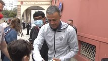 Baño de masas de Luis Enrique en la previa del partido contra Finlandia