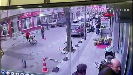 Bayrampaşa'da patlayan su borusu işçilere zor anlar yaşattı