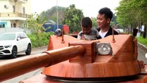 Vietnam: un charpentier construit un tank en bois pour son fils