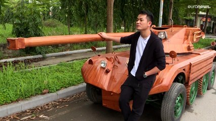 فيديو: فيتنامي يحوّل عربة نقل قديمة إلى دبابة خشبية ويهديها لابنه