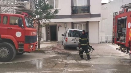 Apartmanın çatısı tadilat sırasında çıkan yangında hasar gördü