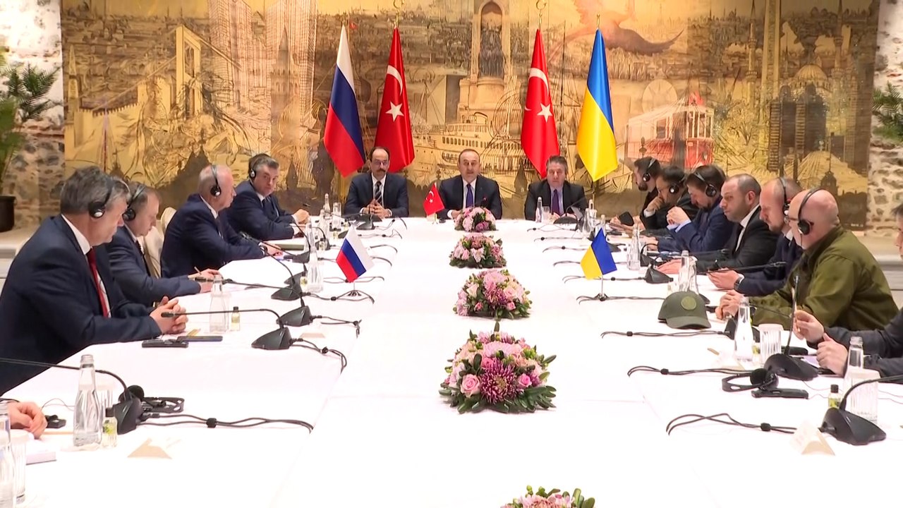 Dışişleri Bakanı Mevlüt Çavuşoğlu, müzakerenin ardından heyetlerle bir araya geldi