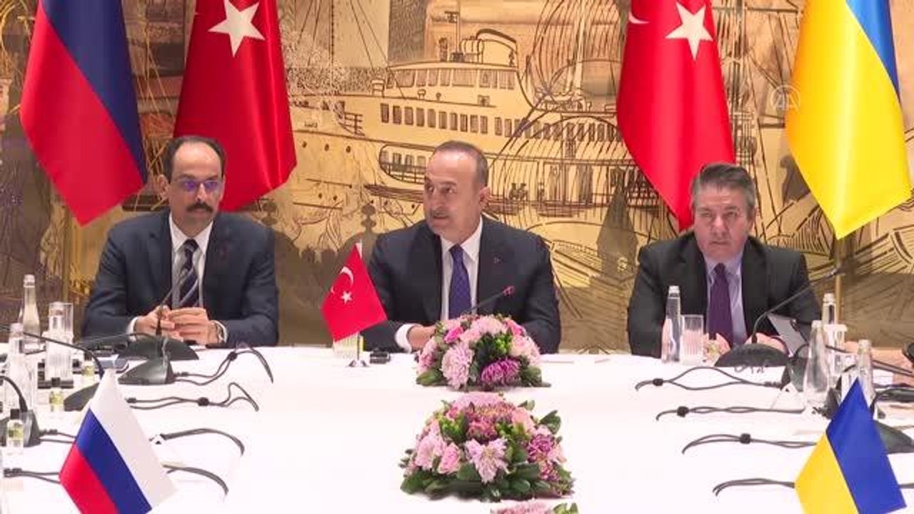 Dışişleri Bakanı Çavuşoğlu, Rusya ve Ukrayna heyetleri ile müzakere toplantısının ardından bir araya geldi