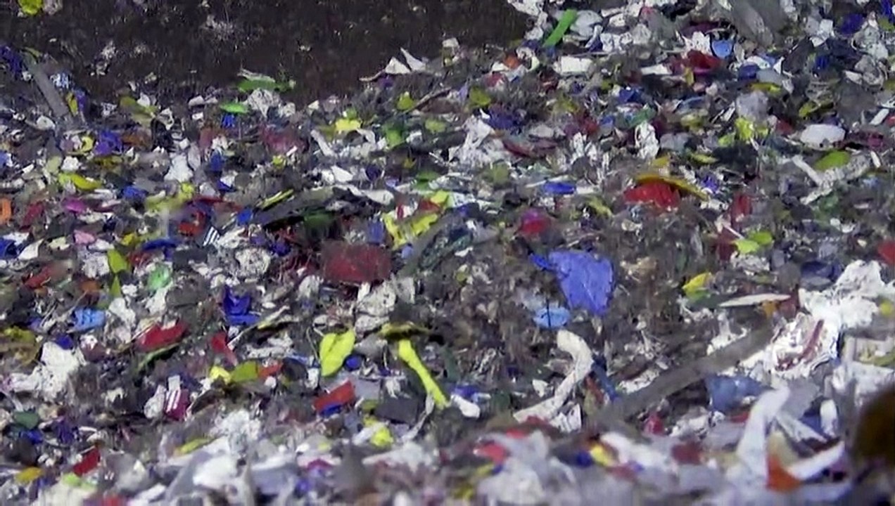 "Les déchets ont de la valeur": au Kenya, le plastique devient brique