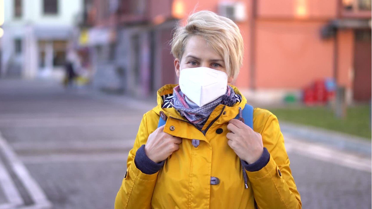 Hautproblemen vorbeugen: schweiß unter maske sanft abwischen