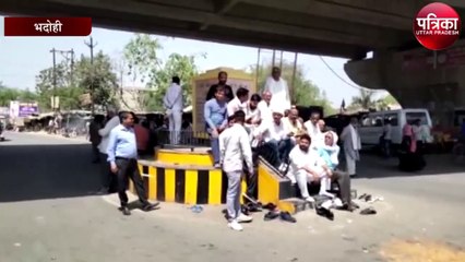 महात्मा गांधी की प्रतिमा की गई क्षतिग्रस्त, विरोध में कांग्रेस का धरना