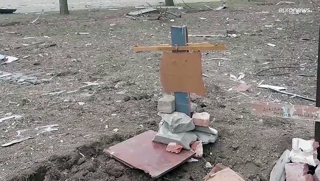 Mariupol residents bury neighbours in makeshift graves