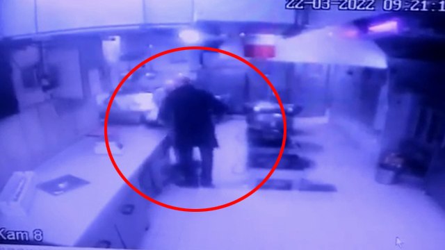 Taksim’de ünlü muhallebicide dehşet anları: Önce bıçakladı, sonra yerde darp etti