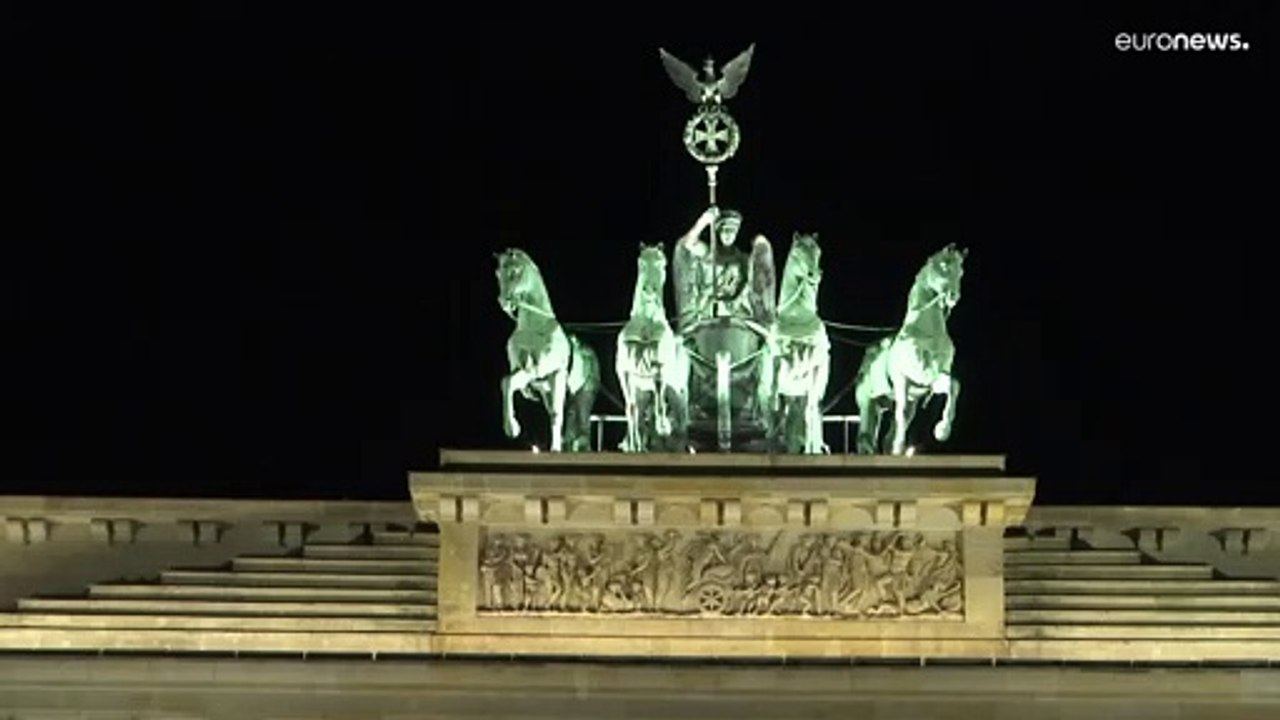 Monumentos de todo el mundo a oscuras durante l...