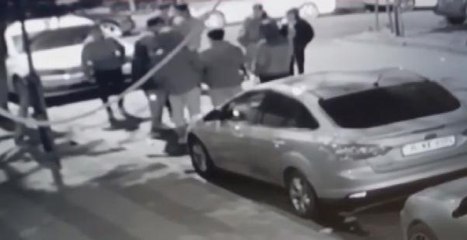 SULTANGAZİ'DE SOKAK ORTASINDAKİ GENCE SİLAHLI SALDIRI KAMERADA