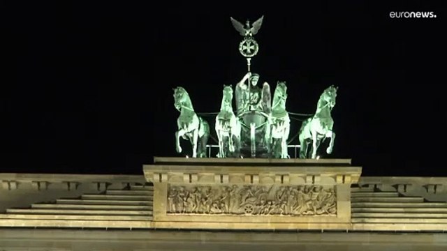 شاهد: ساعة الأرض تغرق العالم في ظلام دامس للتوعية بأزمة الكوكب