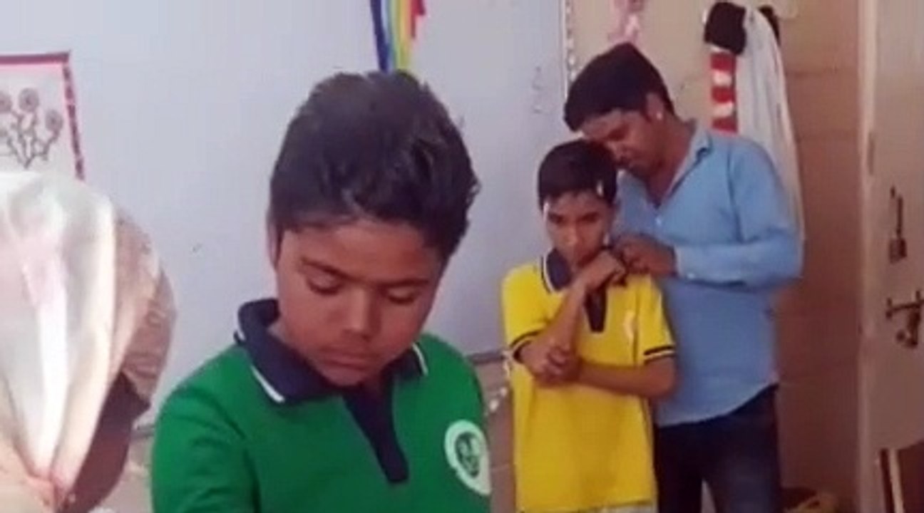 Bees attacked - मधुमक्खियों ने स्कूली बच्चों पर किया हमला, देखें Video...