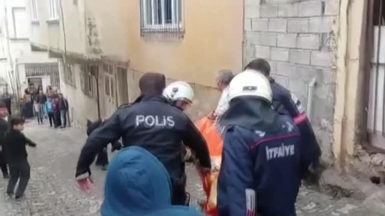 Son dakika haberleri... Bir evde gaz sıkışması sonucu yaşanan patlamada 2 kişi yaralandı