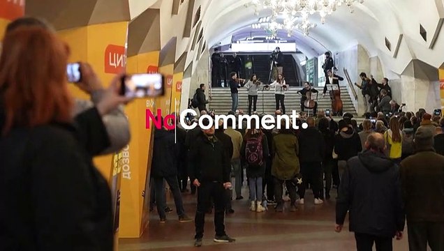 بدون تعليق: حفلة موسيقية في محطة مترو تجلب بصيص أمل إلى أوكرانيا التي مزقتها الحرب