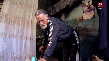 رغم مرور الزمن..عم عادل يتمسك بمهنة الأجداد بكي الملابس بالرجل