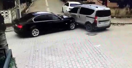Otomobil ile hafif ticari araç çarpıştı: Sürücüler birbirine girdi
