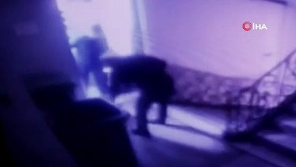 Taksim'de ünlü muhallebicide dehşet anları: Önce bıçakladı, sonra yerde darp etti