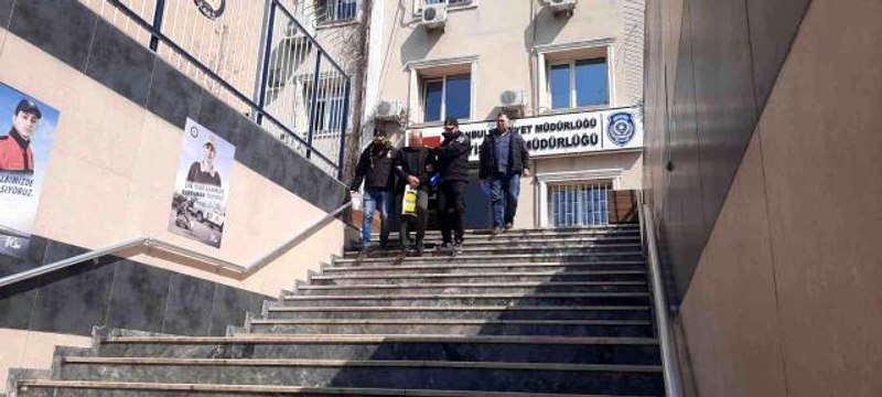 Kendilerini polis olarak tanıtıp 1.5 milyon değerindeki ziynet eşyaları aldılar