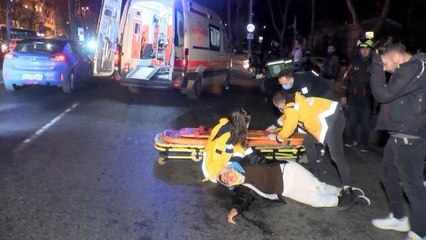 BEŞİKTAŞ'TA YOLUN KARŞISINA GEÇMEYE ÇALIŞAN KADINA MOTOSİKLET ÇARPTI