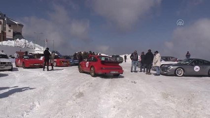 Uludağ'da otomobillerin kar üzerindeki gösterisi FPV dronla görüntülendi