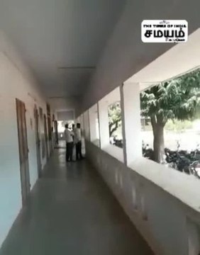 பீர் பாட்டிலால் ஆசிரியரை தாக்க முயன்ற மாணவன்; - அதிர்ச்சி வீடியோ!