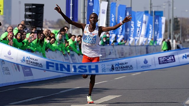 İstanbul Yarı Maratonu’nda Kenyalı atlet Rodgers Kwemoi, rekor kırarak şampiyon oldu