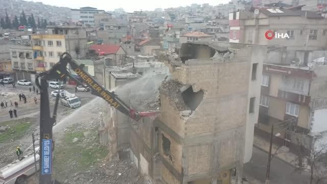 Şahinbey Belediye Başkanı Mehmet Tahmazoğlu, üniversite öğrencileriyle birlikte yıkım çalışmalarını inceledi