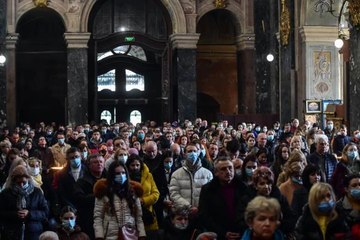 Lviv halkı Rusya'nın saldırıları sonrası kiliseleri doldurdu! Ülkeleri için dua edip, mum yaktılar