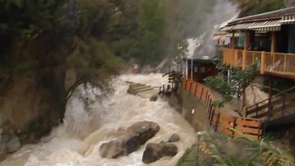 El agua destroza las zonas peatonales en Fuentes del Algar, Alicante