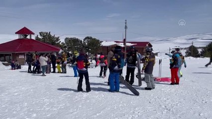 Yalnızçam Kayak Merkezi'nde hafta sonu yoğunluğu yaşanıyor