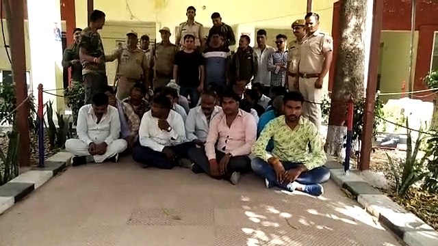 दो दर्जन अन्तरराज्यीय जुआरी पकड़े, साढ़े तीन लाख से अधिक रुपए बरामद.. देखे वीडियो