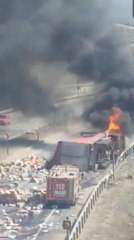 Devrilen TIR alev aldı; dorsedeki deterjan ve bebek bezleri yola saçıldı