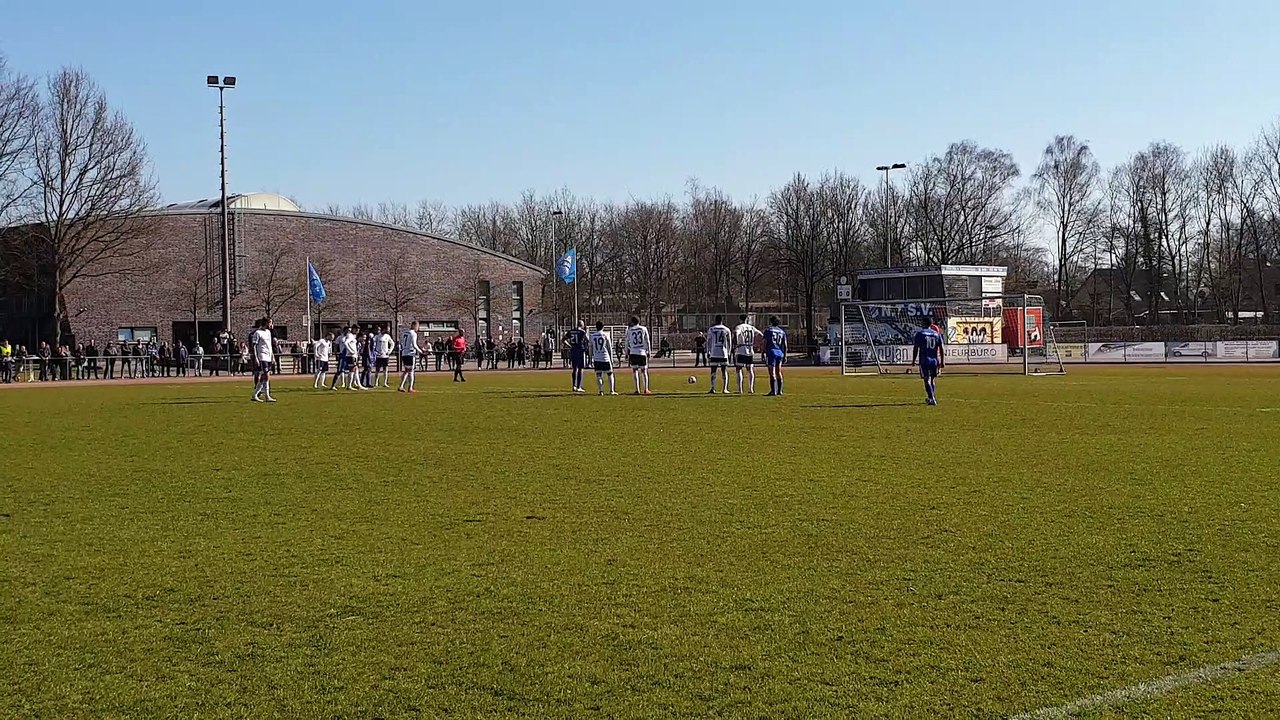 Vom Punkt: Daniel Brückner erzielt den umjubelten Siegtreffer für Niendorf gegen Dassendorf!