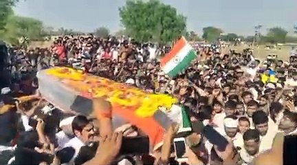 31 घंटे प्रदर्शन के बाद सेना के जवान को सम्मान के साथ दी अंतिम विदाई, उमडा जनसैलाब, देखिए वीडियो...