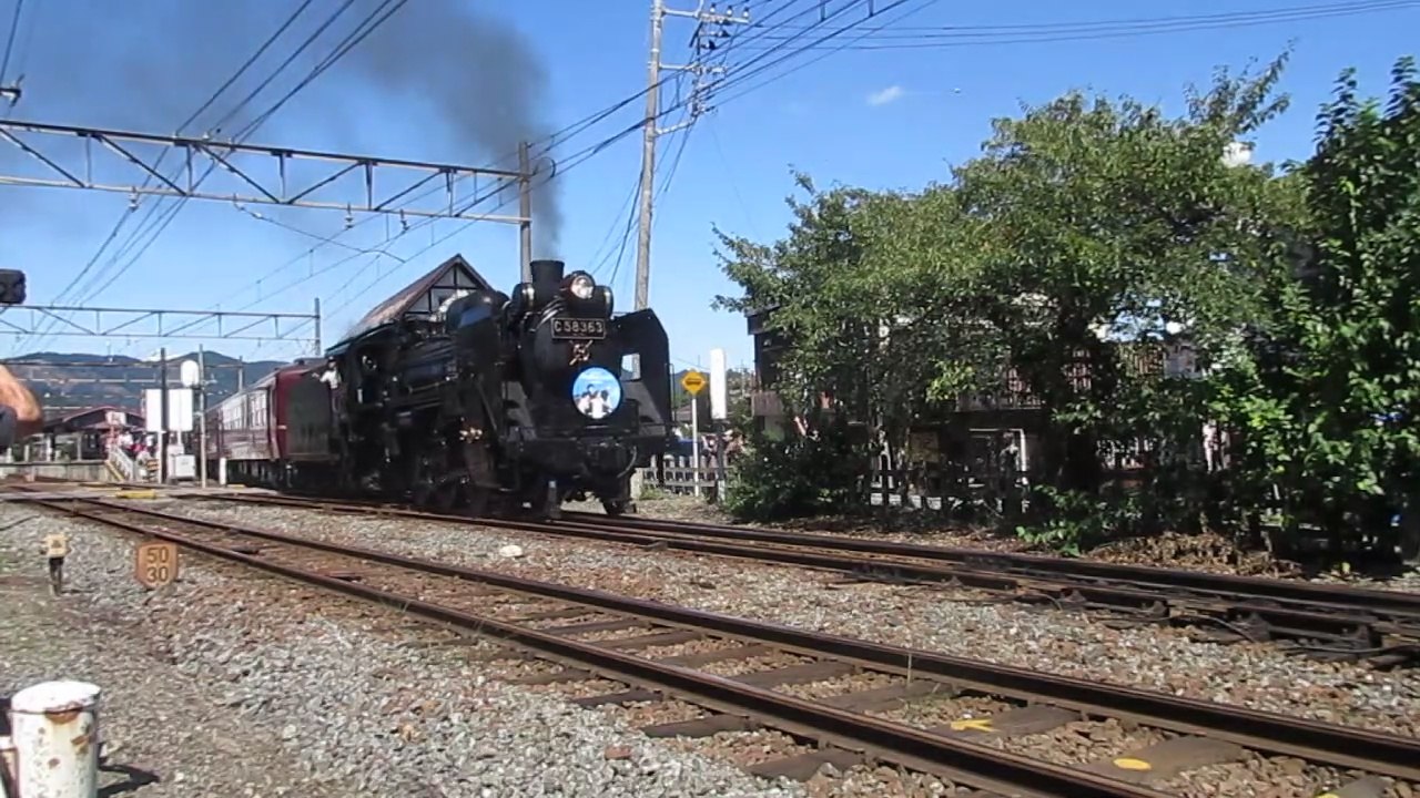 Japanese C58-363 leaves with a lot of honking and the Paleo express Nagatoro station on the Chichibu main 秩父本線のC58形363号は「SLパレオエクスプレス」と一緒に長瀞駅にあります